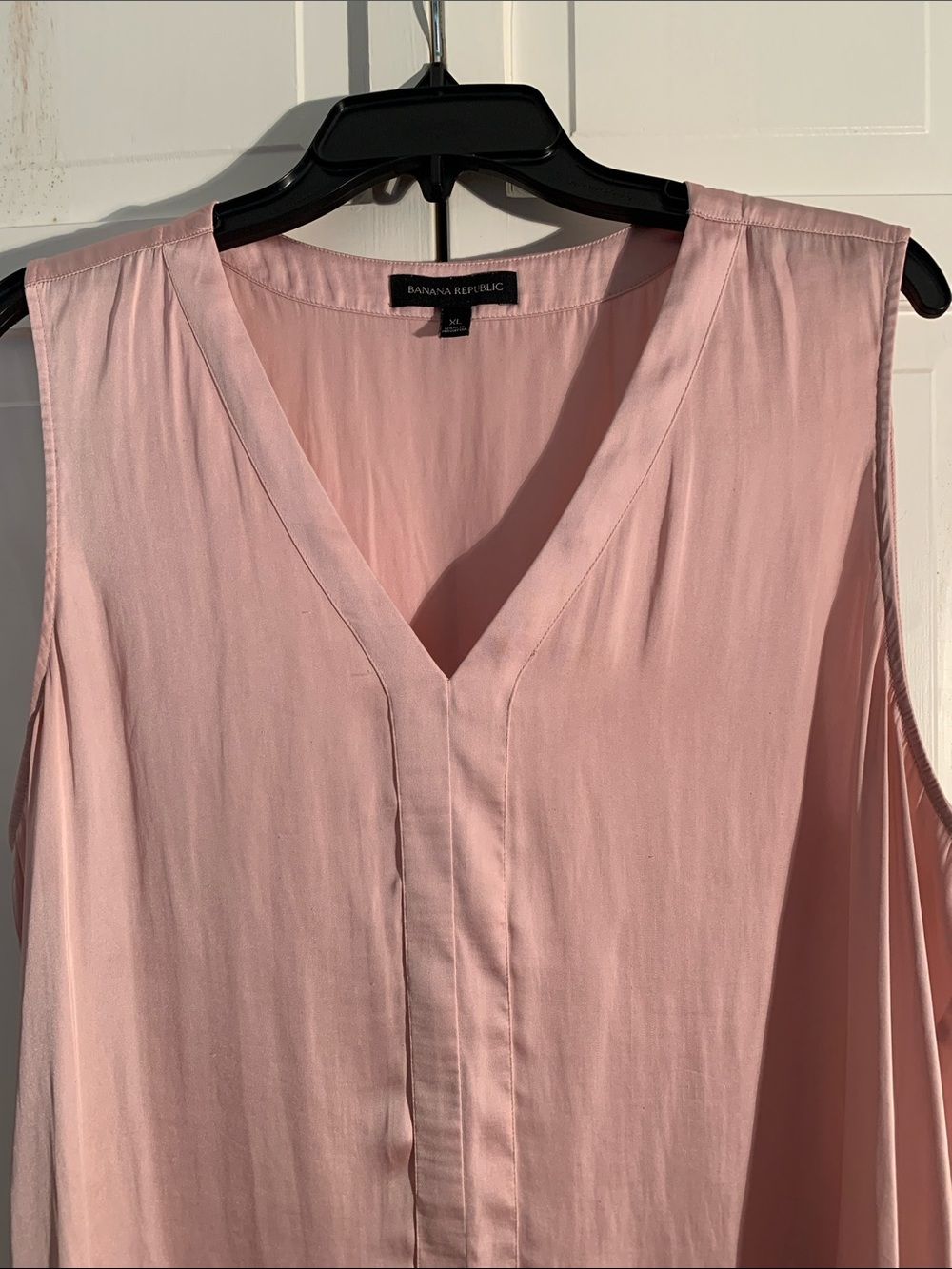 Banana Republic Dusty Pink V-Neck Sleeveless Blouse - Picture 2 of 8